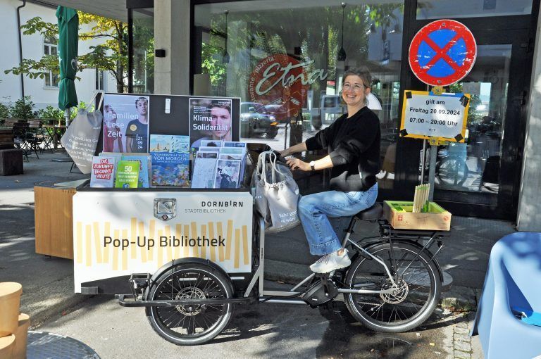 Die Leiterin der Stadtbibliothek Johanna Baumgartner präsentierte die neue Pop-Up-Bibliothek. - Parking Day Dornbirn 2024