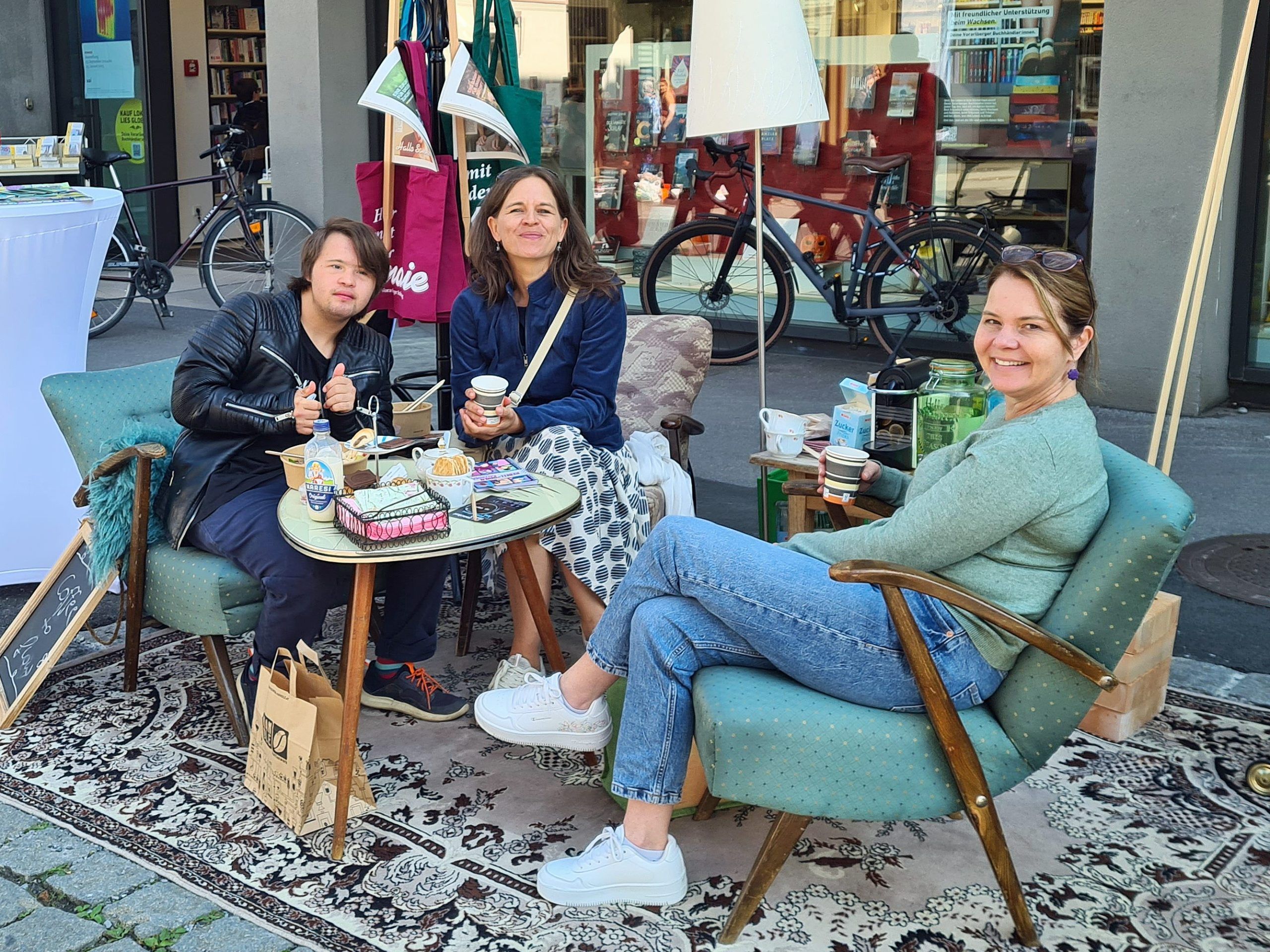 Die Straßenzeitung Marie hatte eine Schreibwerkstatt mit Kaffeehaus-Flair eingerichtet. - Parking Day Dornbirn 2024