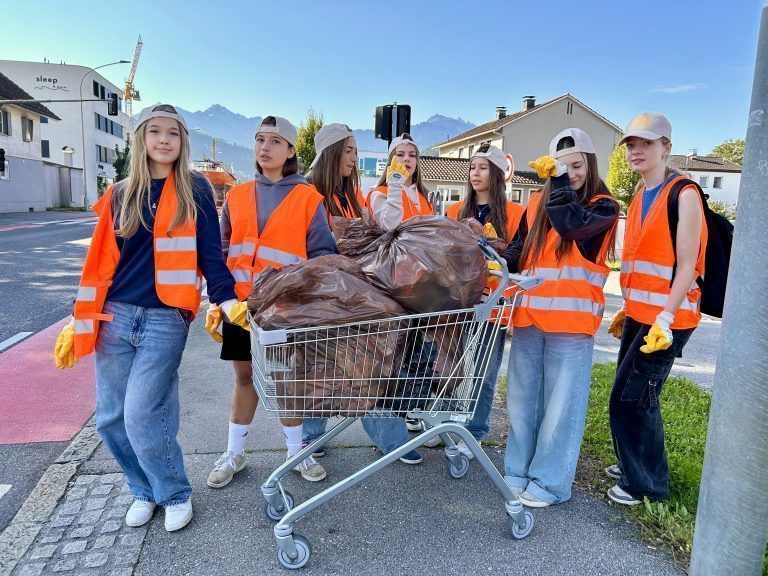 Alissa, Melina, Victoria, Jaqueline, Johanna, Anna und Elisabeth beim Abtransport der Säcke - "World cleanup day" in Rankweil