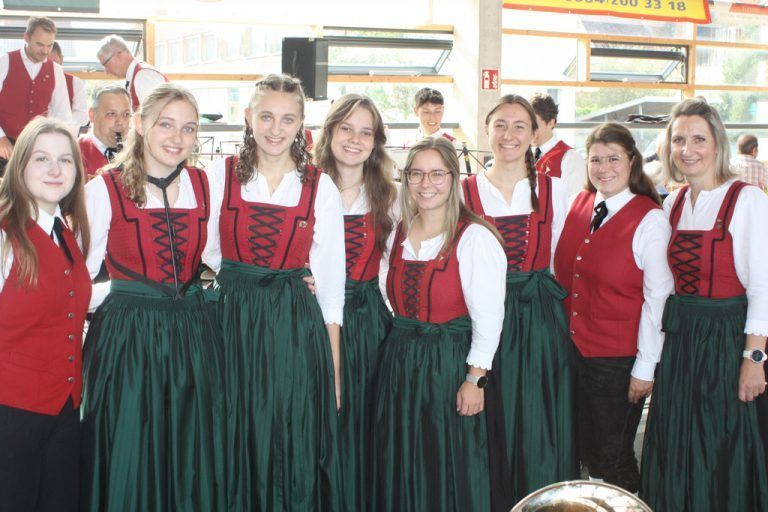 Schützenmusik Sulz mit den charmanten Protagonistinnen - Sulz Kilbi 2024