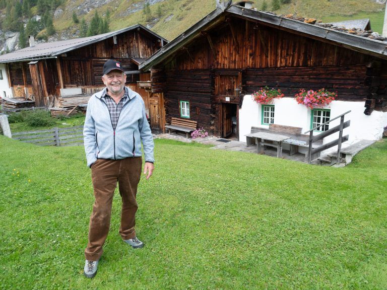 Ernst Jennewein vor seinem Heimatmuseum - Gesangsverein Harmonie Götzis beim "Chöre singen in Schmirn"