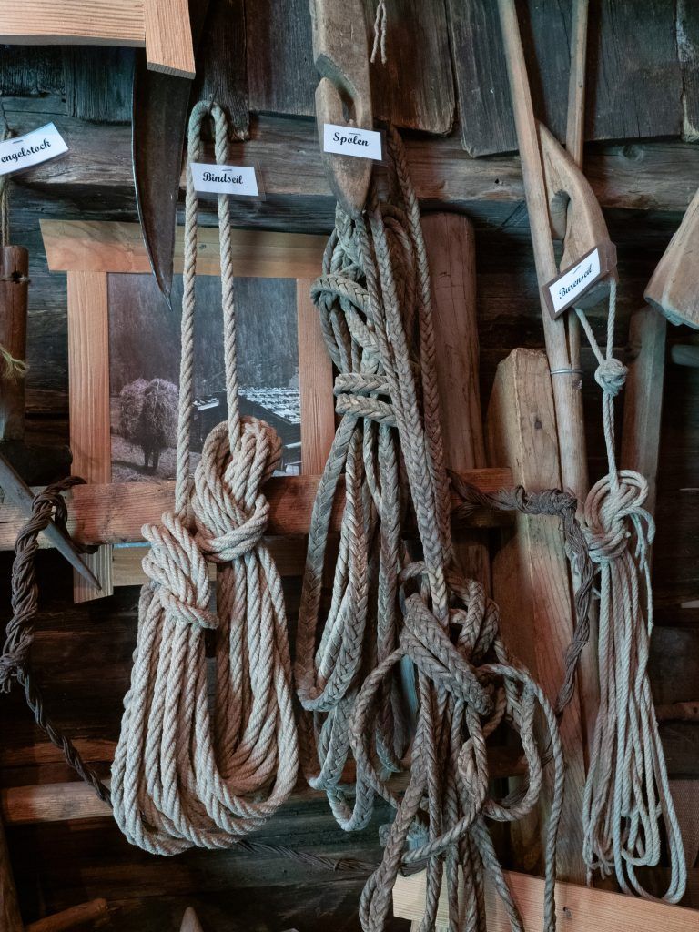 Heimatmuseum - Lebensrettende Seile für den Heuabtransport - Gesangsverein Harmonie Götzis beim "Chöre singen in Schmirn"