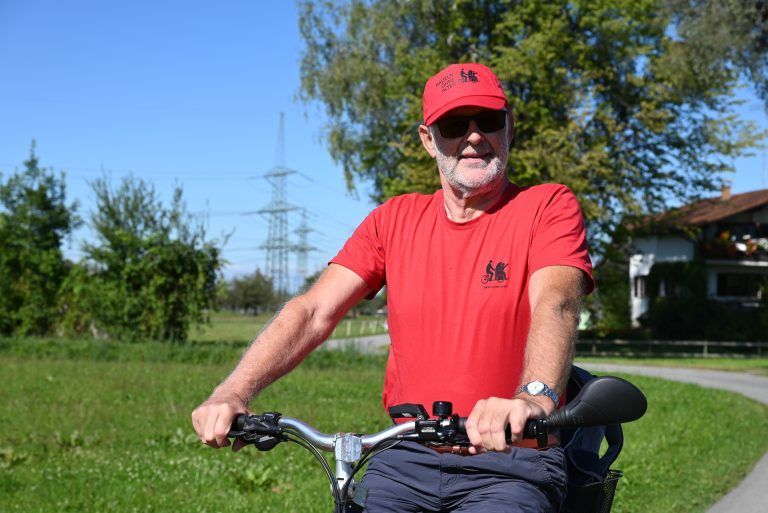 Manfred Gmeiner will der Gesellschaft etwas zurück geben und radelt deshalb ehrenamtlich mit Senioren in der Rikscha. - „Ältere Menschen in Natur bringen“ - „Ältere Menschen in Natur bringen“