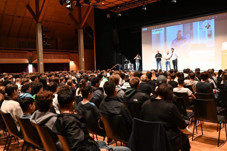 Die Anmeldungen für diesen Vortrag gingen durch die Decke, sodass schlussendlich spontan der Reichshofsaal gebucht wurde. - Ex-Neonazi warnt Jugendliche vor Rechtsruck - Ex-Neonazi warnt Jugendliche vor Rechtsruck