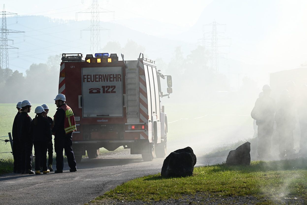 Nach einem Blitzeinschlag stand der Stall in Flammen. - Zusammenhalt dreier Feuerwehren - Zusammenhalt dreier Feuerwehren