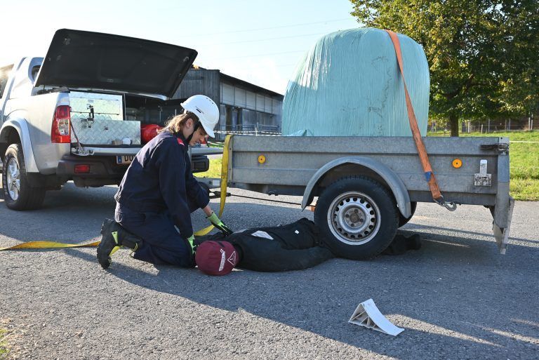 Beim Versuch die Tiere zu retten, wurden zwei Personen unter Silo-Ballen eingeklemmt. - Zusammenhalt dreier Feuerwehren - Zusammenhalt dreier Feuerwehren