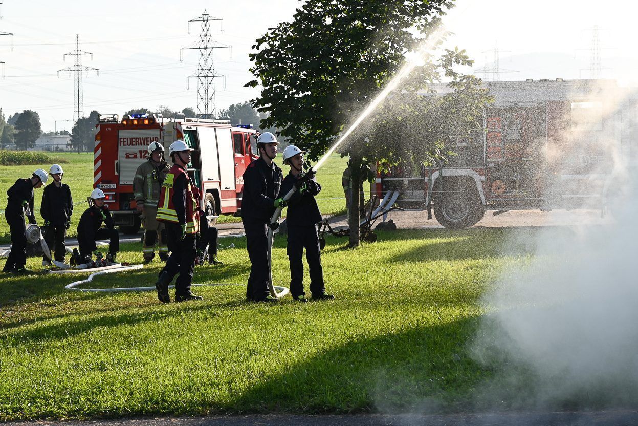 Eine Gruppe löschte schnell den Brand im Stall. - Zusammenhalt dreier Feuerwehren - Zusammenhalt dreier Feuerwehren