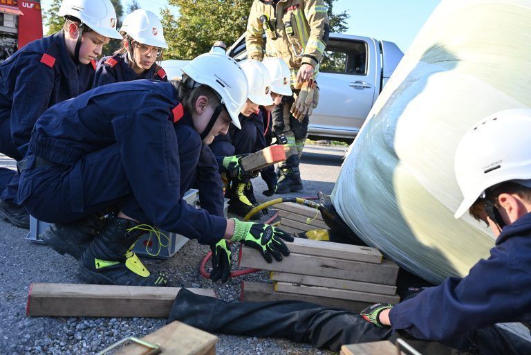Mit Hilfe von Holzstücken konnte der Silo-Ballen vorsichtig angehoben werden. - Zusammenhalt dreier Feuerwehren - Zusammenhalt dreier Feuerwehren