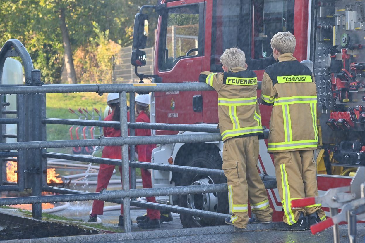 Beeindruckte Kinder beobachten, was die Feuerwehrjugend machte. - Zusammenhalt dreier Feuerwehren - Zusammenhalt dreier Feuerwehren