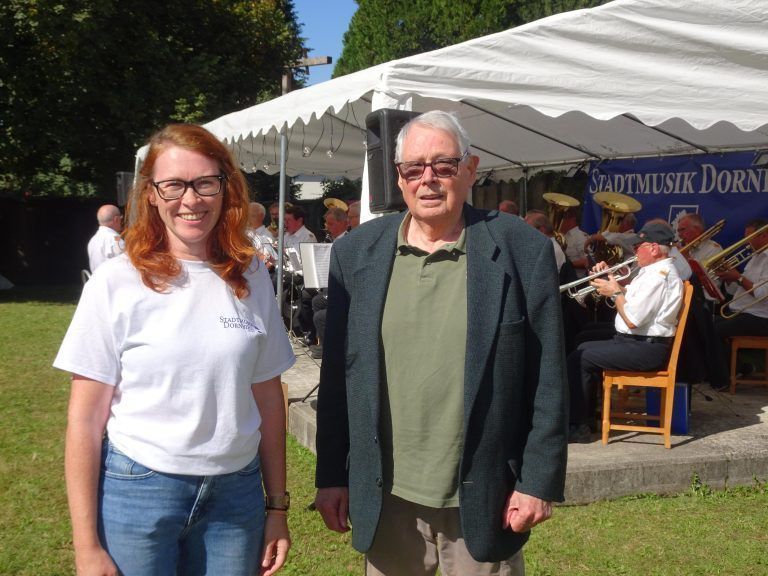 Eva Cerv von der Stadtmusik Dornbirn und Klostervater Elmar Mayer freuten sich über das gelungene Fest. - Ein Fest für die ganze Familie - Klosterfest Dornbirn 2024