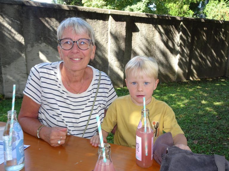 Marlies Fußenegger und Theo Winsauer lauschten dem Opa, der im Klostergarten musizierte. - Ein Fest für die ganze Familie - Klosterfest Dornbirn 2024