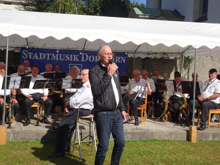 Martin Ruepp, Obmann des Freundeskreises der Franziskaner bedankte sich bei den zahlreichen Besuchern für ihr Kommen. - Ein Fest für die ganze Familie - Klosterfest Dornbirn 2024