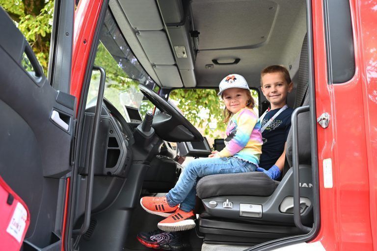 Sophia und Liam nahmen im riesigen Feuerwehrauto Platz und genossen die Aussicht. - Dorfzentrum ganz in Kinderhand - Dorfzentrum ganz in Kinderhand