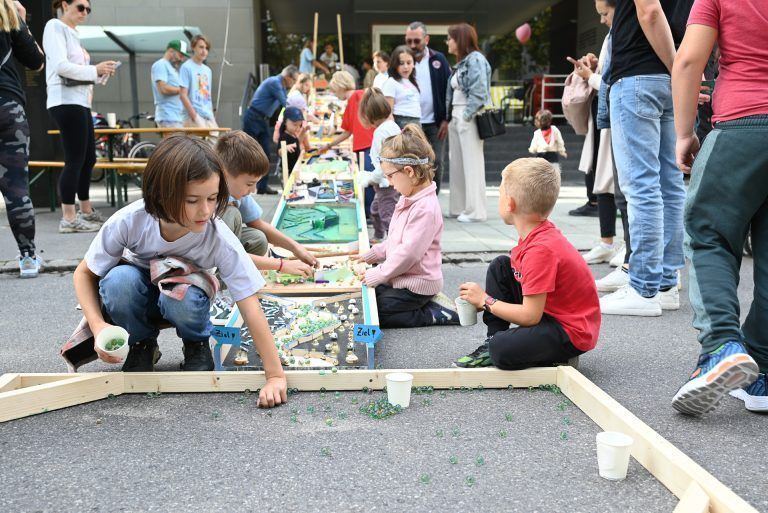 Großer Publikumsmagnet war die im W*ORT hergestellte Murmelbahn. - Dorfzentrum ganz in Kinderhand - Dorfzentrum ganz in Kinderhand
