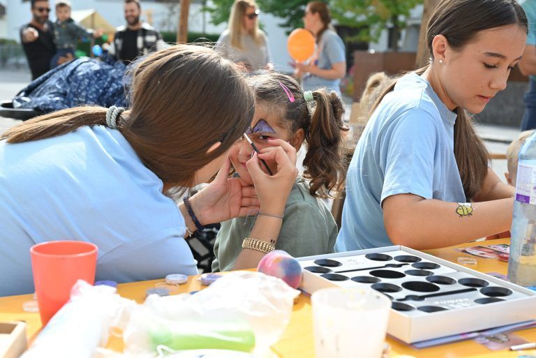 Ein absolutes Muss bei jedem Kinderfest ist das Kinderschminken. - Dorfzentrum ganz in Kinderhand - Dorfzentrum ganz in Kinderhand