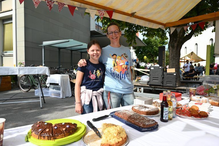Marie und Gabi Hampson vom W*ORT verkauften leckere Kuchen und Kaffee. - Dorfzentrum ganz in Kinderhand - Dorfzentrum ganz in Kinderhand