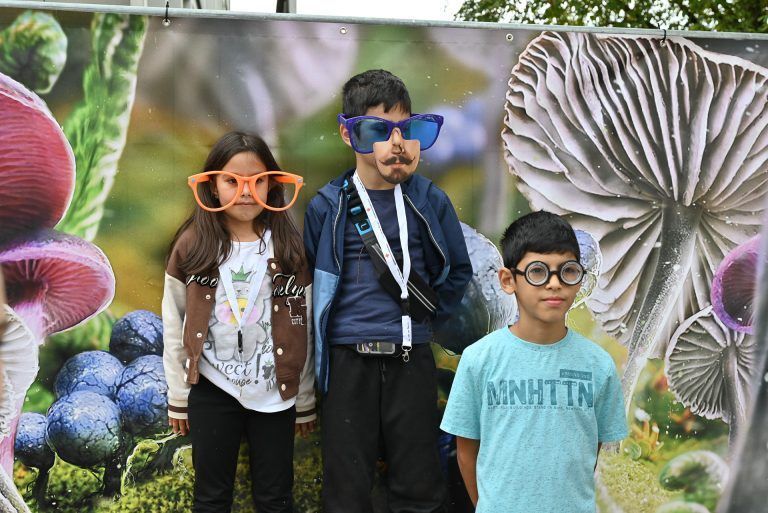 Als Erinnerung machten diese drei Kinder ein Foto mit der Fotobox. - Dorfzentrum ganz in Kinderhand - Dorfzentrum ganz in Kinderhand