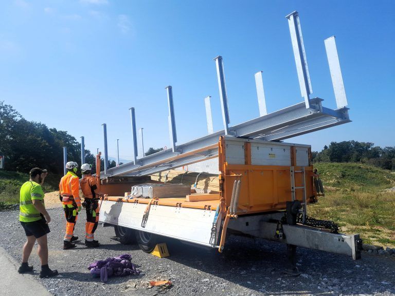 Neue Wanderwegbrücke: Von der Fertigung ging es direkt zum Pfänderhang. (©Bauhof Hörbranz) - Neue Wanderwegbrücke Hörbranz-Eichenberg (09.2024)