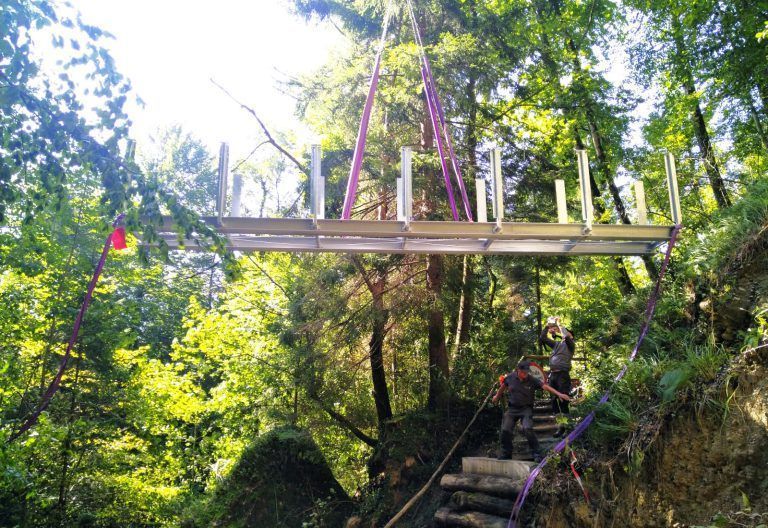 Präzisionsarbeit bei der Lieferung und beim Einbau der neuen Wanderwegbrücke zwischen Hörbranz und Eichenberg. (© Bauhof Hörbranz) - Neue Wanderwegbrücke Hörbranz-Eichenberg (09.2024)