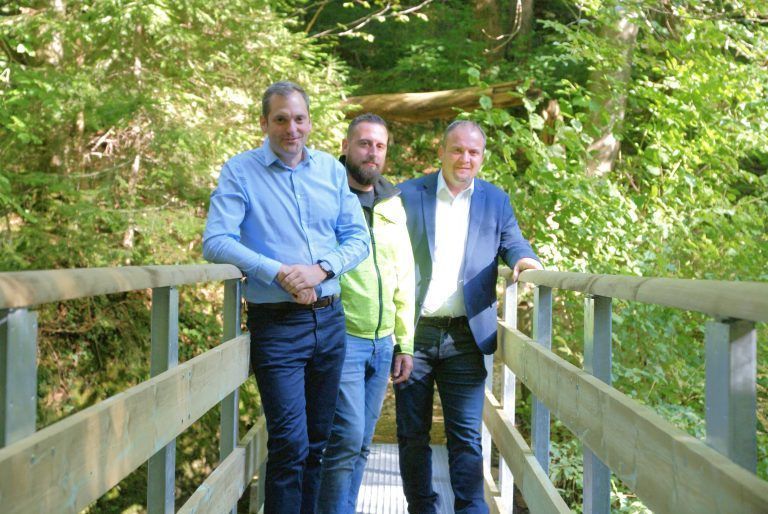 Bgm. Andreas Kresser mit Bauhofleiter Alex Ruppitsch (Hörbranz) und Bgm. Nico Flachsenberger (Eichenberg) © MST - Neue Wanderwegbrücke Hörbranz-Eichenberg (09.2024)