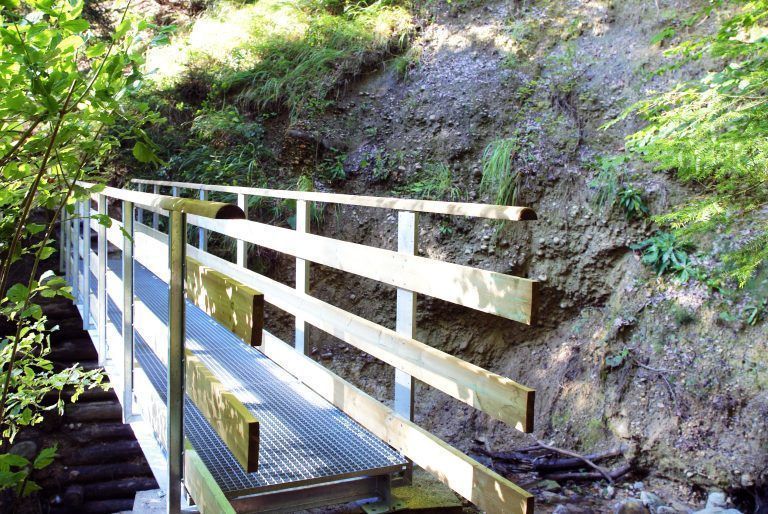 Beliebter Wanderweg von Hörbranz nach Eichenberg ist nun wieder uneingeschränkt begehbar. © MST - Neue Wanderwegbrücke Hörbranz-Eichenberg (09.2024)