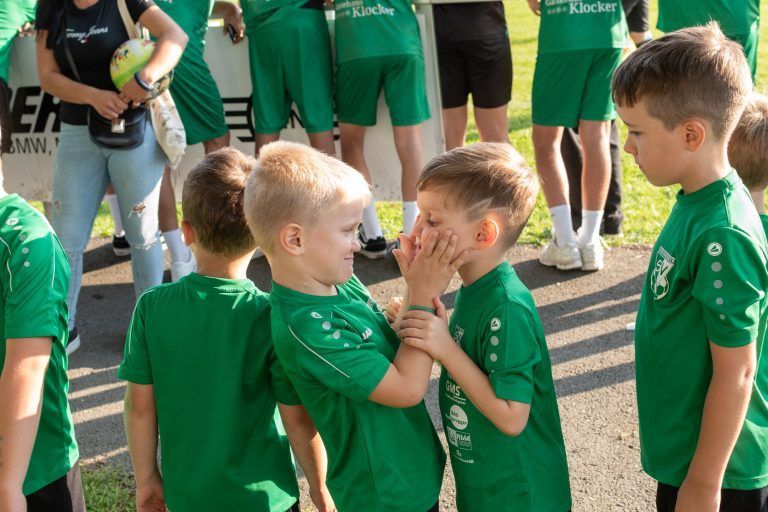 Tolle Stimmung herrschte bei den kleinen Nachwuchskickern. - Große Bühne für die zukünftigen Fußballstars - Der Nachwuchstag des Dornbirner SV begeisterte über 1000 Zuschauer.
