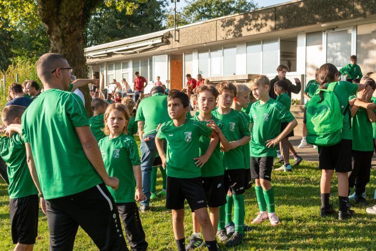 Für die kleinen Fußballstars war es eine besondere Ehre während des Spiels der Kampfmannschaft im Mittelpunkt zu stehen. - Große Bühne für die zukünftigen Fußballstars - Der Nachwuchstag des Dornbirner SV begeisterte über 1000 Zuschauer.
