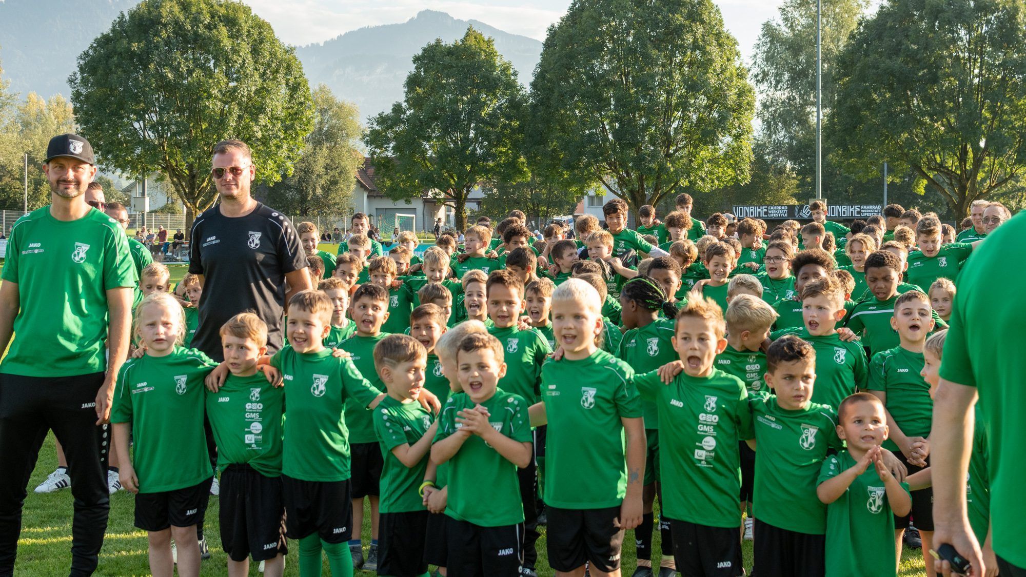 Einen Tag lang stand beim DSV der Nachwuchs ganz groß im Mittelpunkt. - Große Bühne für die zukünftigen Fußballstars - Der Nachwuchstag des Dornbirner SV begeisterte über 1000 Zuschauer.