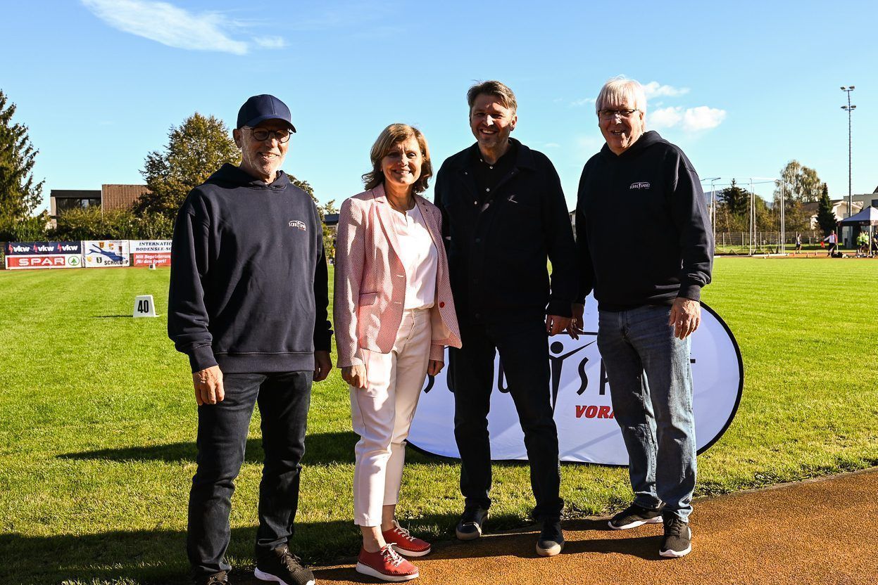 Conny Berchtold (Schulsport Vlbg) mit Landesstatthalterin Barbara Schöbi-Fink, Lustenaus Bürgermeister Kurt Fischer und Christoph Neyer (Schulsport Vlbg.). - Sportlicher Wettkampf über Landesgrenzen hinaus - Sportlicher Wettkampf über Landesgrenzen hinaus