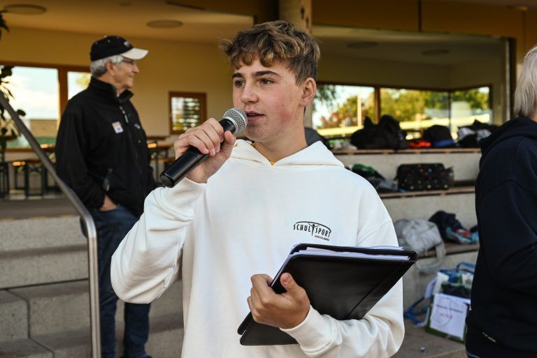 Schüler Gabriel Fischnaller führte die Teams durch die Veranstaltung. - Sportlicher Wettkampf über Landesgrenzen hinaus - Sportlicher Wettkampf über Landesgrenzen hinaus