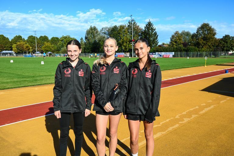Jule (13), Pia (13) und Kayla (13) sind nachgerückt und zeigten sich hochmotiviert, diese Chance zu nützen. - Sportlicher Wettkampf über Landesgrenzen hinaus - Sportlicher Wettkampf über Landesgrenzen hinaus
