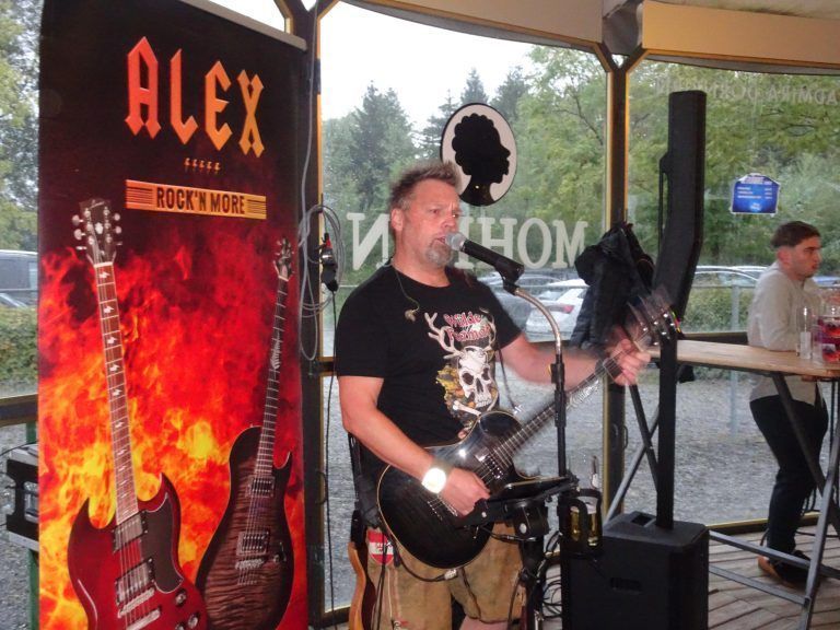 Alex Rock'n More heizte den Partygästen mit rockigen Klängen ein. - Wiesn-Stimmung beim SC Admira Dornbirn - Wiesn-Stimmung beim SC Admira Dornbirn