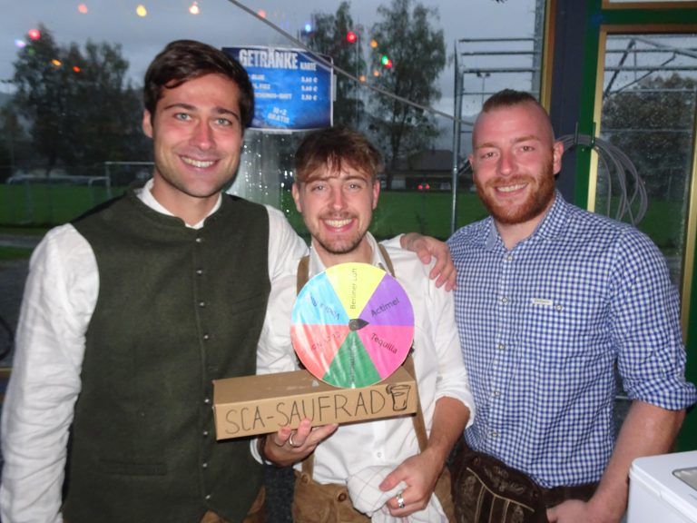 August, Laurin und Jeff versorgten die Gäste mit feinen Cocktails. - Wiesn-Stimmung beim SC Admira Dornbirn - Wiesn-Stimmung beim SC Admira Dornbirn