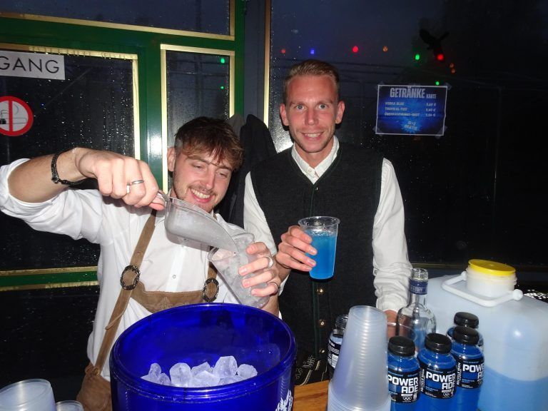 Engagiert nicht nur auf dem Fußballplatz, die Verteidiger Laurin Moll und Marco Pichler als Barkeeper. - Wiesn-Stimmung beim SC Admira Dornbirn - Wiesn-Stimmung beim SC Admira Dornbirn