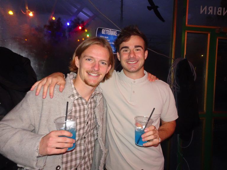 Elijah und Alex genossen eine legendäre Partynacht. - Wiesn-Stimmung beim SC Admira Dornbirn - Wiesn-Stimmung beim SC Admira Dornbirn