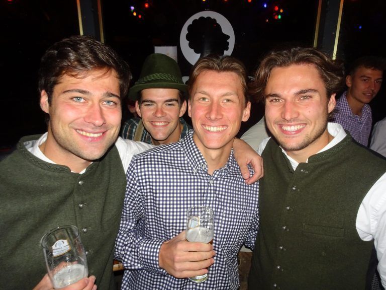 Admira-Freunde unter sich: August, Jeremy, Felix und Kilian. - Wiesn-Stimmung beim SC Admira Dornbirn - Wiesn-Stimmung beim SC Admira Dornbirn