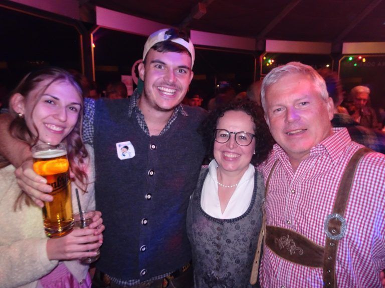 Alle hatten sich zünftig in Tracht gekleidet und feierten mindestens so ausgelassen wie auf der originalen Wiesn. - Wiesn-Stimmung beim SC Admira Dornbirn - Wiesn-Stimmung beim SC Admira Dornbirn