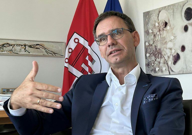 ABD0002_20240906 – BREGENZ –
STERREICH:
VP-Spitzenkandidat Landeshauptmann Markus Wallner am 30. August 2024, anlsslich eines Interviews mit der APA – Austria Presse Agentur in Bregenz. – FOTO: APA/ANGELIKA GRABHER-HOLLENSTEIN