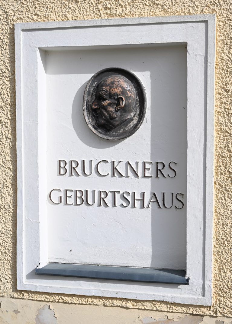 ABD0013_20230302 – ANSFELDEN – STERREICH: ++ THEMENBILD ++ Das Brucker-Geburtshaus und Bruckner-Museum in Ansfelden am Montag, 27. Februar 2023. Obersterreich begeht 2024 anlsslich des 200. Geburtstag des Komponisten Anton Bruckner das Brucknerjahr. – FOTO: APA/BARBARA GINDL