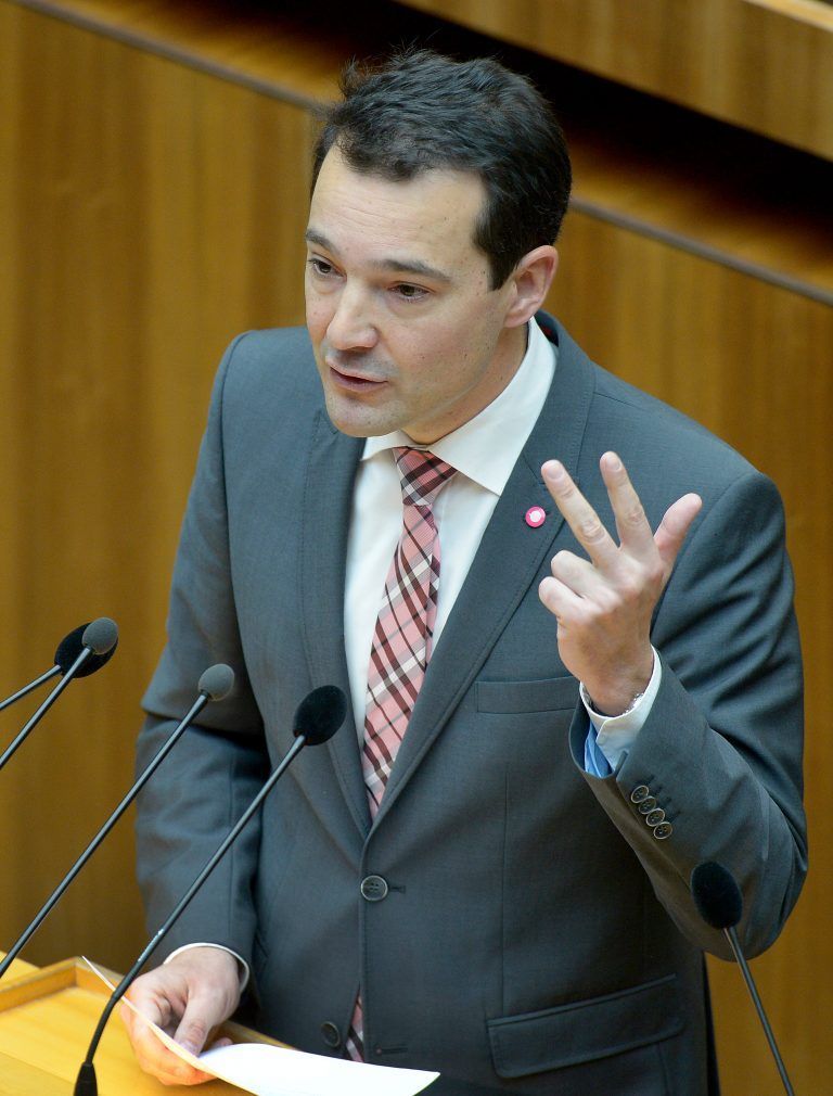 APA15679372 – 20112013 – WIEN – STERREICH: Gerald Loacker (NEOS) whrend einer Sitzung des Nationalrates am Mittwoch, 20. November 2013, im Parlament in Wien. APA-FOTO: ROLAND SCHLAGER