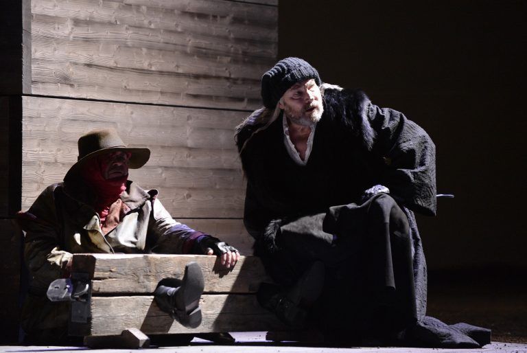 APA16153850-2 – 22122013 – WIEN –
STERREICH: ZU APA-TEXT KI – Klaus Maria Brandauer (r.) als “Knig Lear” und Branko Samarovski als “Graf von Kent” am Donnerstag, 19. Dezember 2013, whrend der Fotoprobe von William Shakespeares “Knig Lear” (Premiere am 21.12.2013) im Burgtheater in Wien. APA-FOTO: HANS KLAUS TECHT