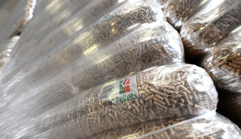 ABD0019_20240616 – YBBS – STERREICH: ++ THEMENBILD ++ ++ THEMENBILD ++ Projekt Zukunftsbild: Illustration zum Thema Pelletproduktion / Holzpellets / Biomasse. Abgepackte Pelletscke aufgenommen am Freitag, 14. Juni 2024, in einer Pelletproduktionsfirma am Produktionsstandort in Ybbs. Pelletheizungen eignen sich laut Heizungsmatrix von klimaaktiv vor allem in Husern mit einem hohen Heizwrmebedarf von ber 100 Kilowattstunden […]