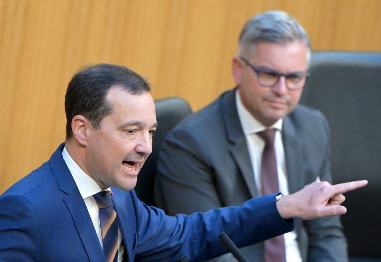 ABD0024_20230705 – WIEN – STERREICH: Gerald Loacker (l/NEOS) und Finanzminister Magnus Brunner (VP) im Rahmen einer Sitzung des Nationalrates im Parlament in Wien am Mittwoch, 5. Juli 2023. – FOTO: APA/ROLAND SCHLAGER