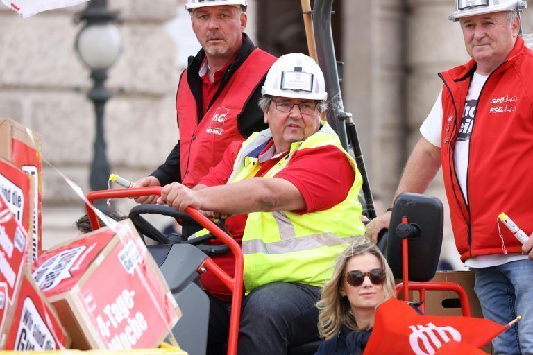 ABD0029_20240501 – WIEN –
STERREICH: Josef Muchitsch, Bundesvorsitzender der Fraktion Sozialdemokratischer Gewerkschafter:innen (FSG) am Mittwoch, 1. Mai 2024, im Rahmen des 1. Mai-Aufmarsches der SP
, in Wien. – FOTO: APA/FLORIAN WIESER