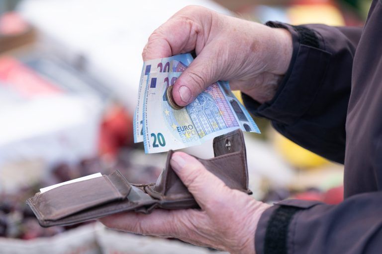 ABD0030_20240701 – DRESDEN – DEUTSCHLAND: PRODUKTION – 11.06.2024, Sachsen, Dresden: Eine Frau sortiert auf einem Wochenmarkt das Wechselgeld fr ihre Einkufe in ein Portemonnaie. Statistisches Bundesamt gibt am 12.06. Inflationsrate fr Mai 2024 bekannt (zu dpa: ÇIfo erwartet Inflation im August unter zwei ProzentÈ) Foto: Sebastian Kahnert/dpa +++ dpa-Bildfunk +++. – FOTO: APA/dpa/Sebastian Kahnert