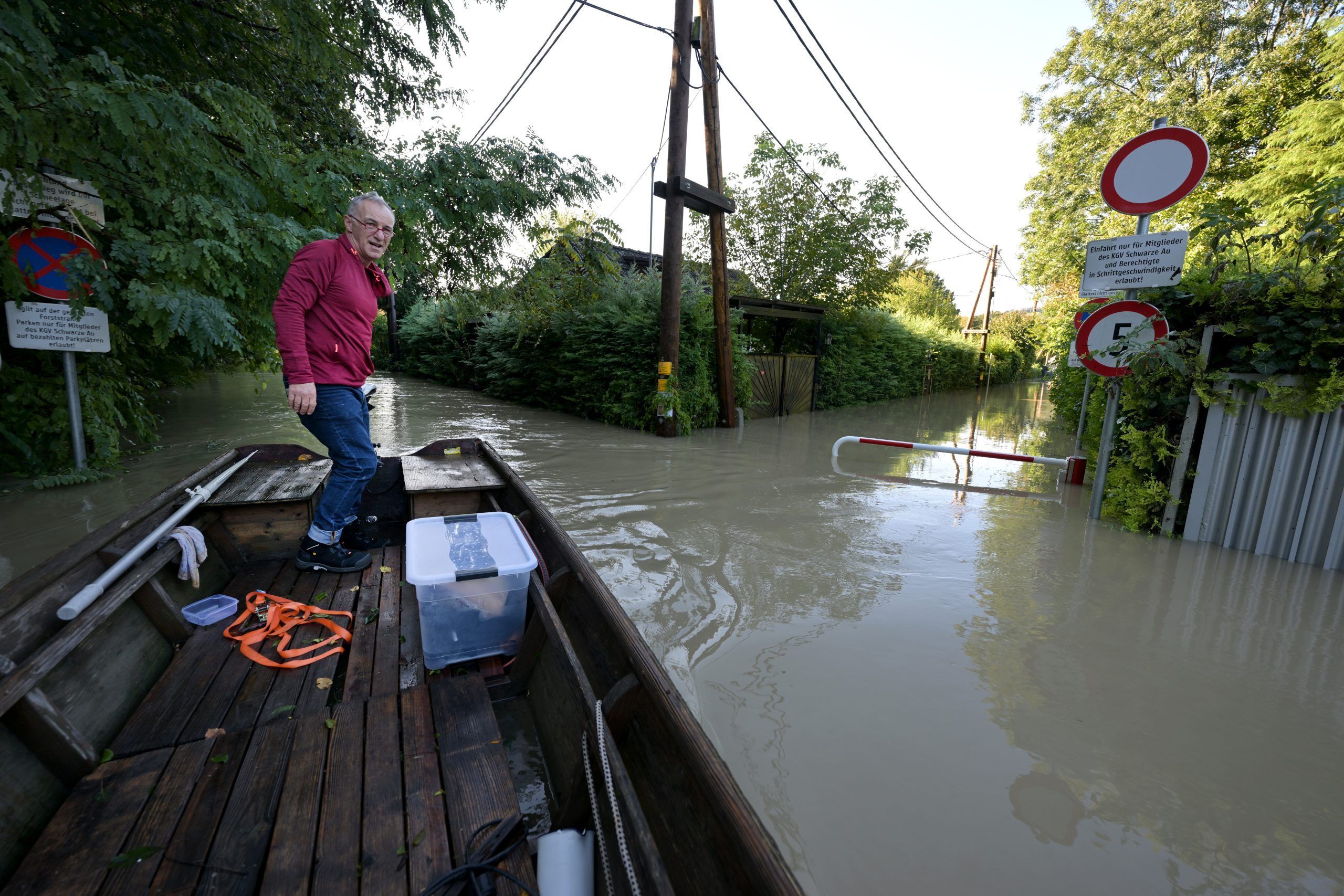 ABD0037_20240917 – KLOSTERNEUBURG – STERREICH: Ein Anrainer am Weg zu seinem Haus in einer von der Donau berschwemmten Gartenanlage in Klosterneuburg am Dienstag. 17. September 2024. – FOTO: APA/ROLAND SCHLAGER