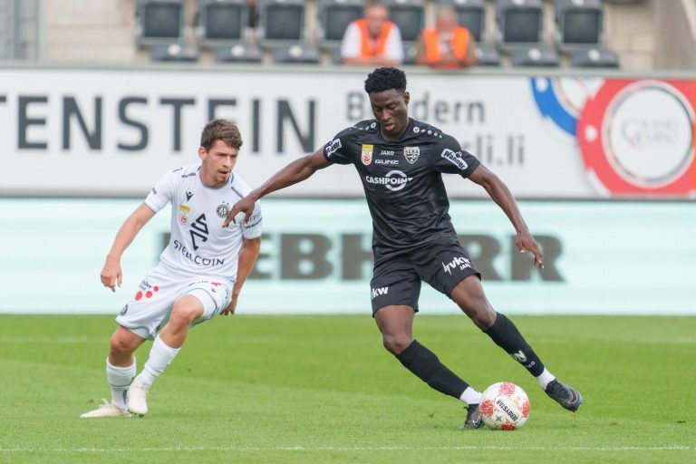 ABD0041_20240901 – ALTACH –
STERREICH: v.l. Dominik Fitz (Austria Wien) gegen Mohamed Ouedraogo (Altach) am Sonntag, 1. September 2024, anl. der Bundesliga- Begegnung zwischen Cashpoint SCR Altach und FK Austria Wien in Altach. – FOTO: APA/DIETMAR STIPLOVSEK