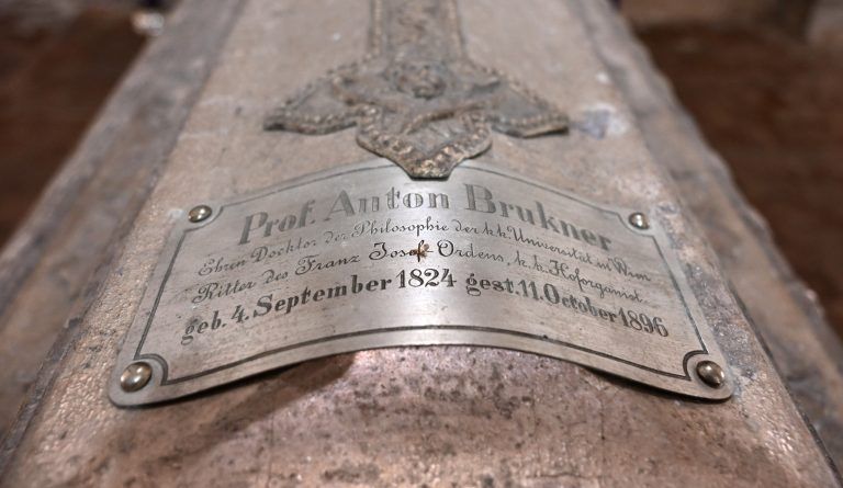 ABD0044_20230302 – ST.FLORIAN – STERREICH: ++ THEMENBILD ++ Die Grabsttte von Anton Bruckner in der Gruft im Stift Sankt Florian am Montag, 27. Februar 2023, in St. Florian. Obersterreich begeht 2024 anlsslich des 200. Geburtstag des Komponisten Anton Bruckner das Brucknerjahr. – FOTO: APA/BARBARA GINDL