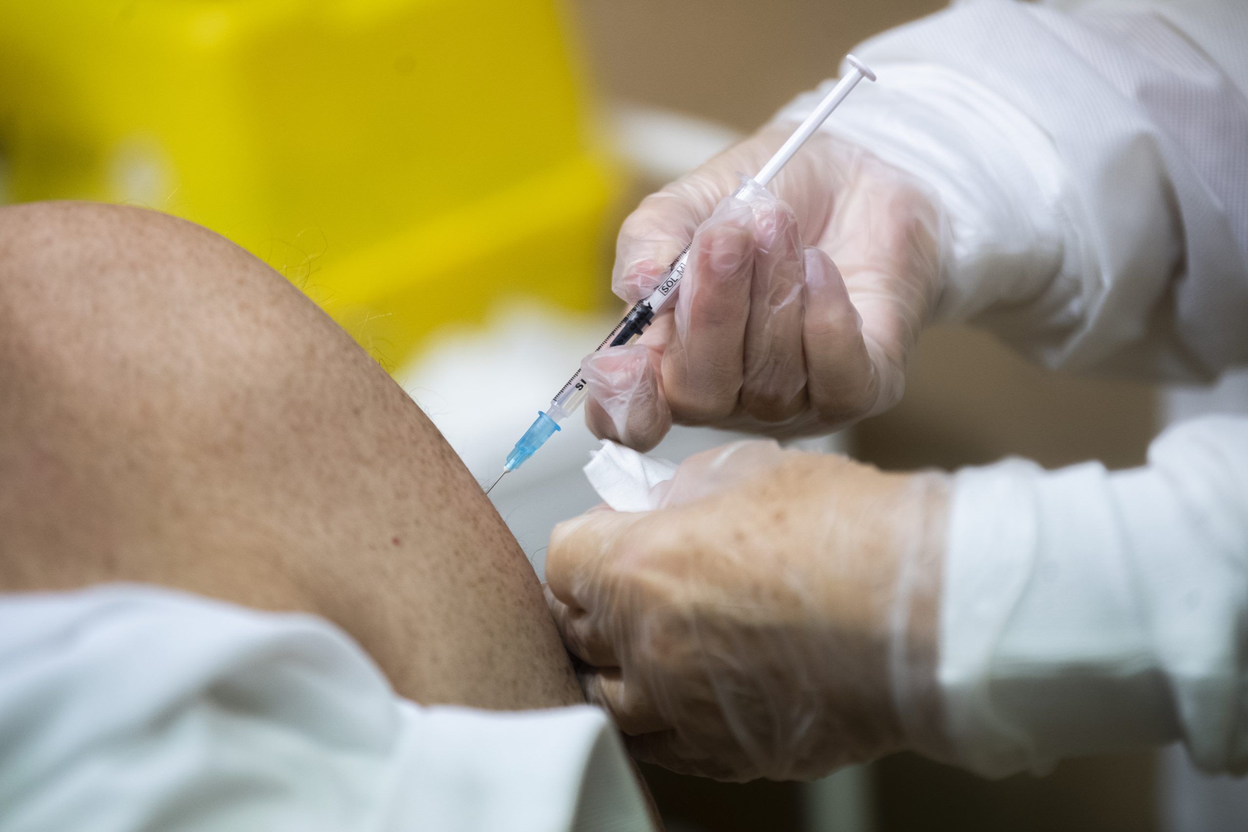 ABD0062_20221013 – LUGANO – SCHWEIZ: Eine Person erhaelt die vierte Impfung gegen das Coronavirus, am Mittwoch, 12. Oktober 2022, im Impfzentrum Lugano Besso in Lugano. (KEYSTONE/Ti-Press/Samuel Golay). – FOTO: APA/KEYSTONE/TI-PRESS/Samuel Golay
