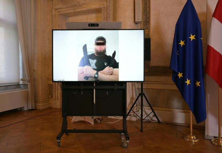 ABD0065_20240808 – WIEN –
STERREICH: Der unter Terror-Verdacht festgenommene mutma§liche Anhnger der radikalislamischen Terror-Miliz “Islamischer Staat” (IS) auf einem vom BMI verffentlichten Foto aufgenommen im Rahmen eines Doorsteps anl. der Absage der Swift Konzerte am Donnerstag, 8. August 2024, im Innenministerium in Wien. – FOTO: APA/ROLAND SCHLAGER